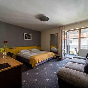 3* Hotel Sopherl Am - Fruehstueck Auf Der Seeterrasse, Sehr Ruhig Und Wunderschoen Am See, 3 Minuten Nach Oberpfaffenhofen, Viele Radtouren, Restaurants & Cafes In Der Umgebung